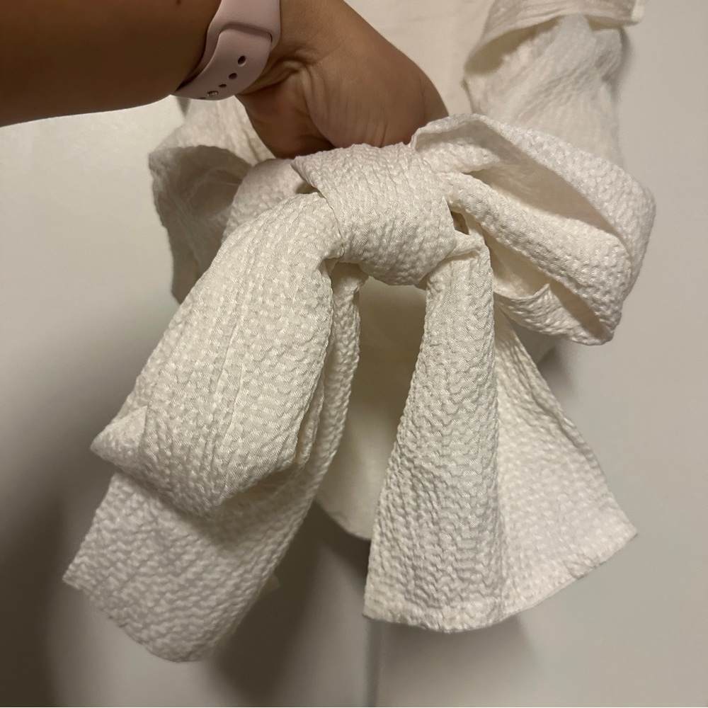 BCBGMAXAZRIA Silky Blouse Open Back Tie Back Ruffle Ivory Size Small - Picture 4 of 5